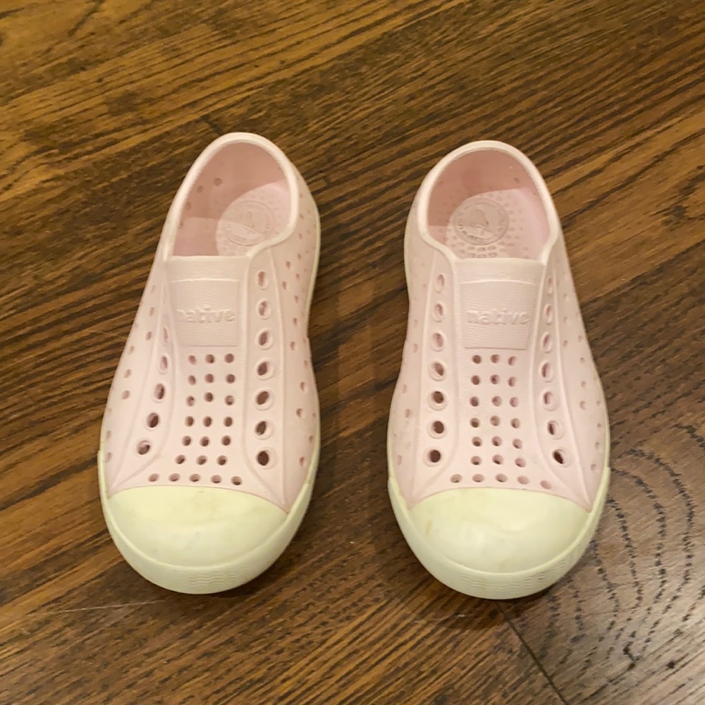 Native light pink toddler shoes